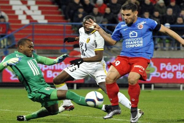 Vincent Enyeama devant Andy Delort 