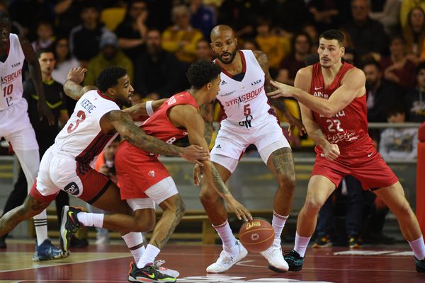 Les joueurs de Bourg-en-Bresse Jordan Floyd et Alexandre Chassang sont aux prises avec les joueurs de la SIG Ike Udanoh et Marcus Keene.