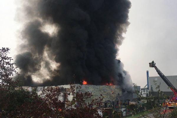 L'usine OscarLab à Bernin (Isère) est en proie à un violent incendie.