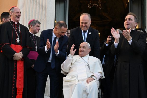 Le pape François et Gilles Simeoni, président du conseil exécutif de Corse, sur le parvis de la cathédrale Santa Maria Assunta d'Ajaccio, dimanche 15 décembre.