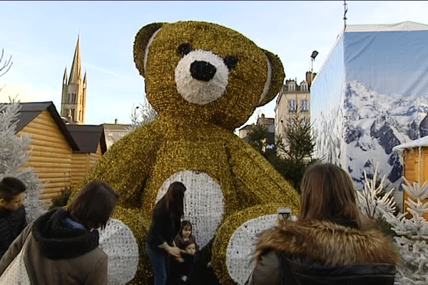 L'ours doré géant sera à nouveau présent, et totalement dispo pour les selfies. 