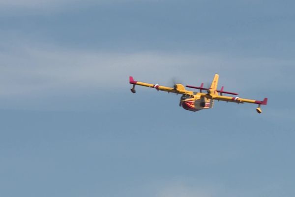 Un Canadair se prépare à larguer de l'eau au-dessus de Gorbio, dans les Alpes-Maritimes.