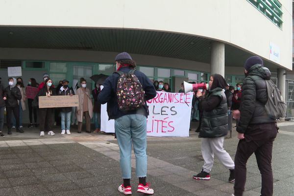 Les élèves du lycée Marc Bloch mobilisés devant leur établissement