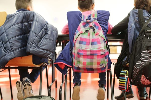 L'école est obligatoire en France, jusqu'à l'âge de 16 ans révolus. C'est un droit.