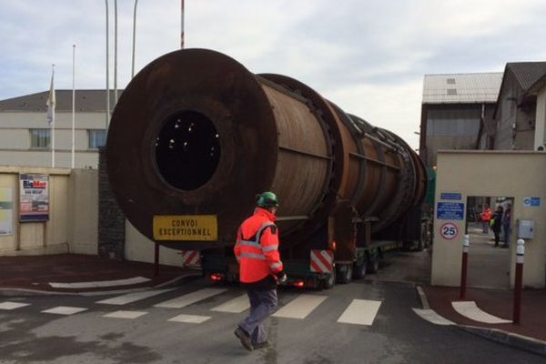 L'immense four est arrrivé à l’usine Valdi, à Commentry (Allier), jeudi 4 février vers 10h30.