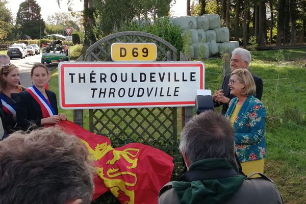 Le 17 septembre 2022, Thérouldeville a inauguré son nouveau panneau d'entrée de ville avec la mention de l'appellation de la commune en langue normande, Throudville.