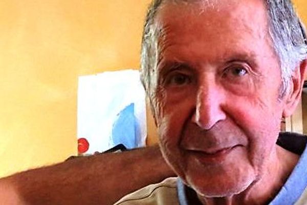 Au moment de sa disparition, cet homme de 79 ans souffrant de la maladie d'Alzheimer,  portait un short-bermuda de couleur beige et un tee-shirt bleu marine.