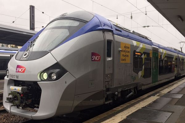 Une nouvelle rame TER Régiolis en gare de Besançon Viotte. 