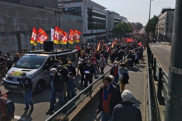 un cortège de plusieurs milliers de personnes défilent à Nantes pour le 1er mai 2021.