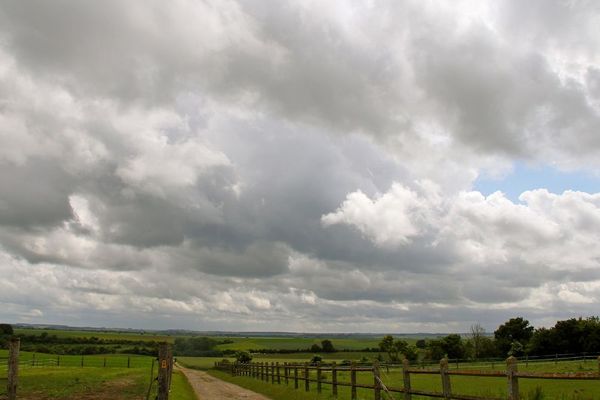 Quelques nuances de gris sur la campagne normande, ce lundi...