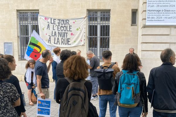 Les parents d'élèves et enseignants ont dénoncé l'inaction de la municipalité face aux familles qui se retrouvent sans logement.