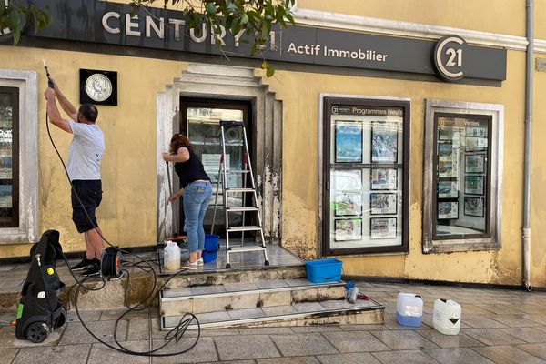 Dans la nuit de mercredi à jeudi, l'agence immobilière Century 21 à cours Napoléon à Ajaccio a été visée par une mise à feu, et un tag GCC.