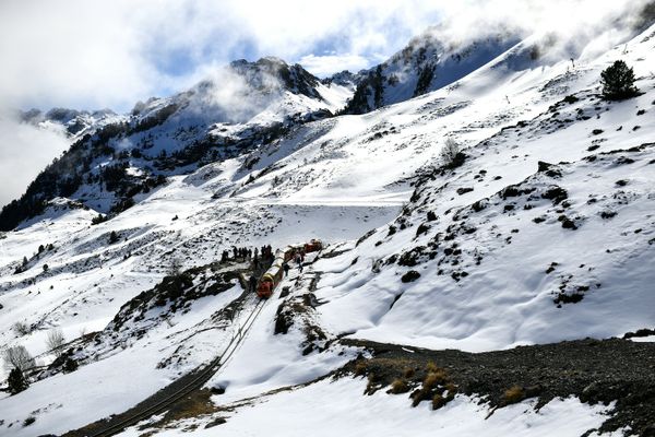 La neige, qui a tant manqué depuis le début de l'hiver, va tomber en abondance jusqu'à mardi dans les Pyrénées.