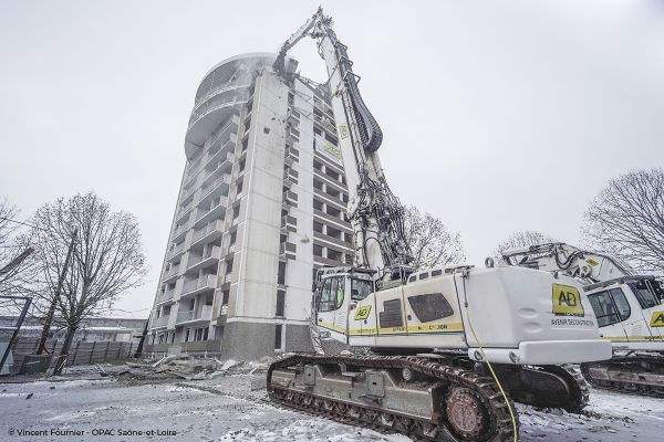 Une grue dotée d'un bras téléscopique de 42 mètres va "grignoter" la tour