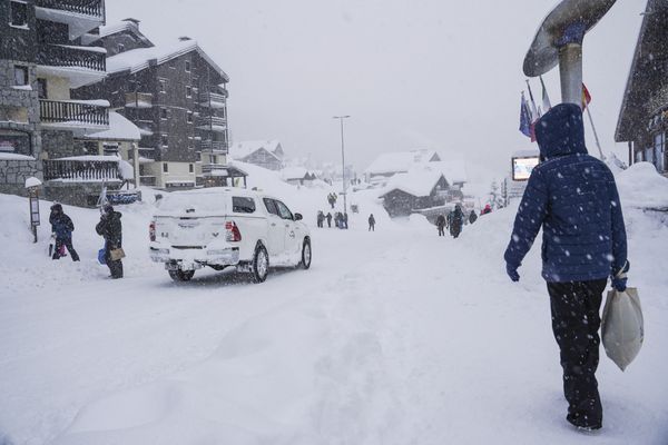 La station des Saisies, en Savoie, sous un important manteau neigeux le 23 décembre 2024.