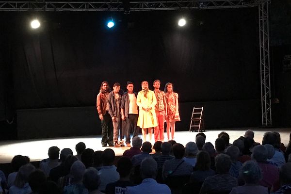 "Naïs" de la Compagnie Les Fautes de Frappe sur la scène du Festival de théâtre de Saint-André dans les Pyrénées-orientales.