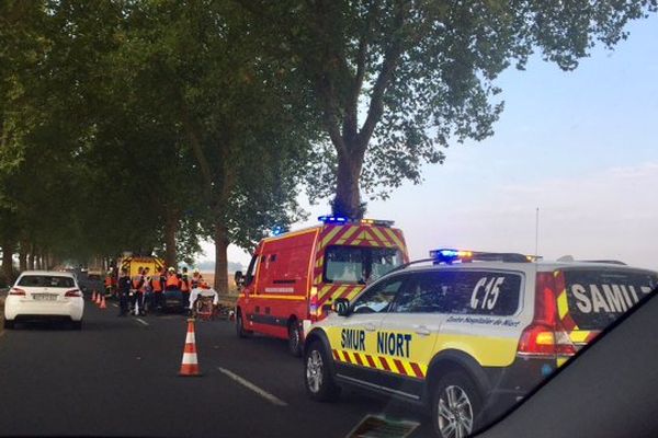 Opération de désincarcération à Chauray ce mardi matin après un accident entre une voiture et un véhicule de manutention.