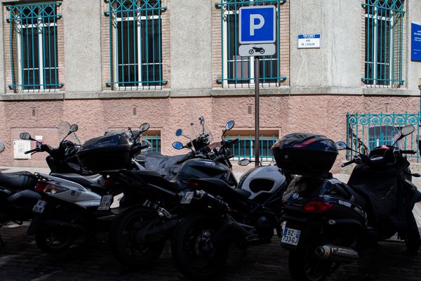 Des deux-roues garés sur un parking.