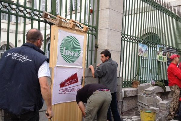 Les jeunes agriculteurs emmurent la préfecture des Hautes-Alpes à Gap pour se faire entendre.