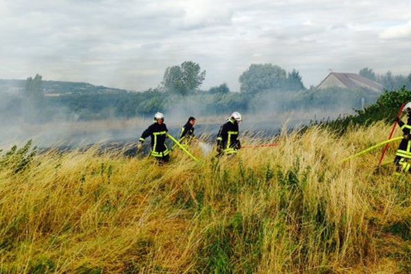 Le feu s'est déclaré tout près d'un lotissement.