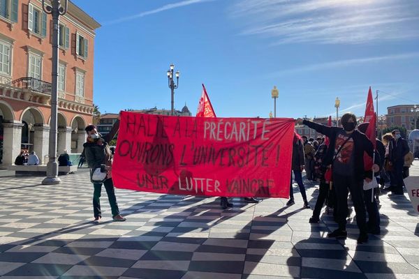 Une centaine d'étudiants se sont unis ce mardi 26 janvier pour protester en cœur contre leurs conditions d'études, imposées depuis le début de la crise sanitaire.