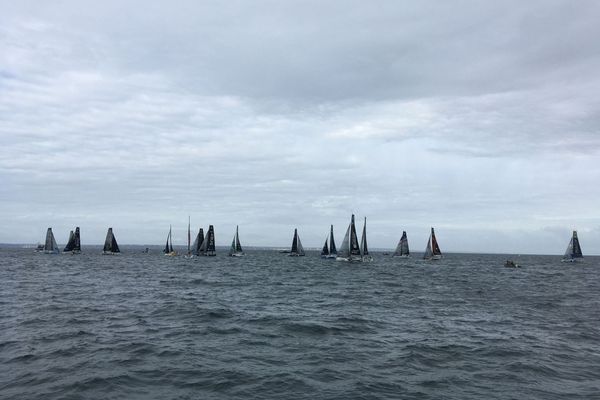 Les bateaux de la Solitaire du Figaro au départ de la deuxième étape en baie de Saint-Brieuc