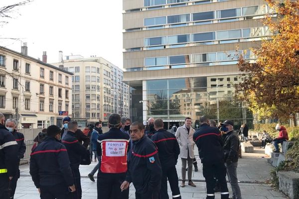 Des pompiers rassemblés devant le palais de justice de Lyon en soutien à l’équipage agressé en octobre dernier à Rillieux-la-Pape. 23/11/20