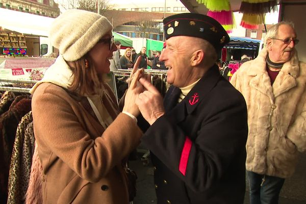 L'ambiance carnaval a déjà envahi le marché ce samedi 10 février 2024, veille du lancement des trois glorieuses. Pour les retardataires, c'est aussi le moment des achats de dernière minute.