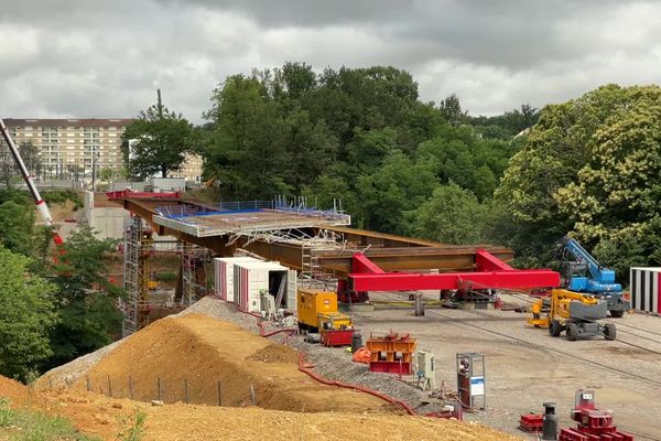 Depuis la chute d'un vérin le 21 juin, la passerelle est légèrement penchée.