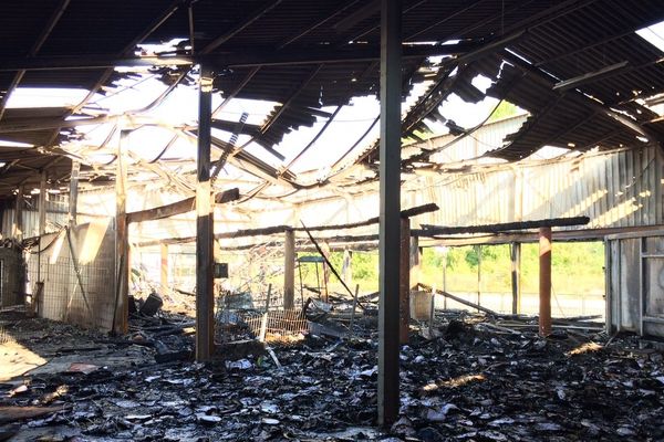 Le hangar de la société Champarnaud à Périgueux détruit par le feu