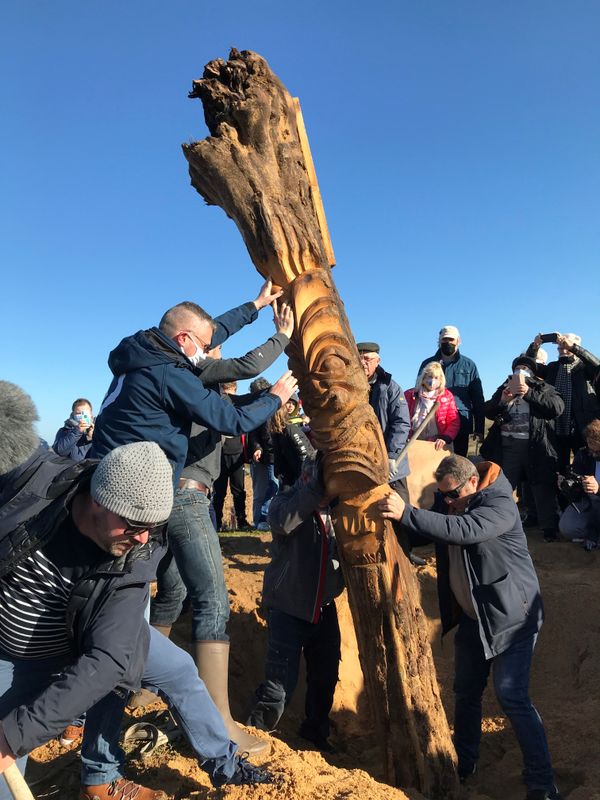 Les Sables D Olonne Le Totem Moana Erige Sur Une Dune Face A L Ocean Protege Surfers Et Promeneurs