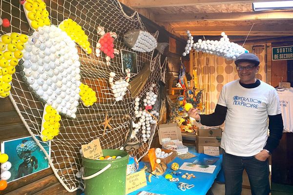 Joko Peltier, co-fondateur de l'association opération mer propre, a crée une exposition sur les déchets ramassés afin de sensibiliser les publics.  