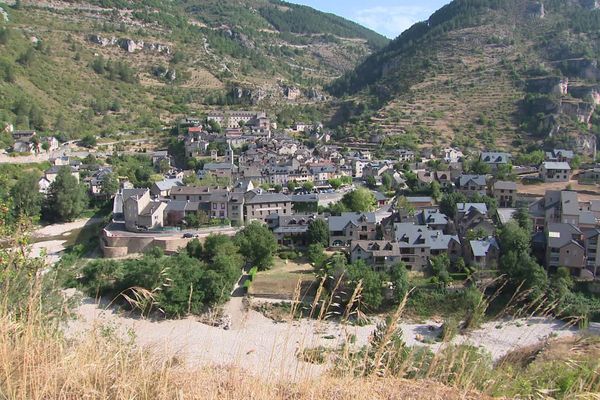 La fréquentation explose dans le village de Sainte-Enimie cet été.