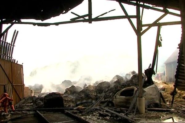 Au totale, c'est près de 200 tonnes de fourrage qui sont parties en fumée dans ce hangar agricole dans la nuit de lundi à mardi.