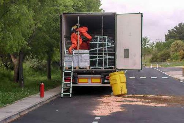 Un semir-remorque a perdu plus de 1000 litres de son chargement sur l'aire de Gigean - 28 avril 2018