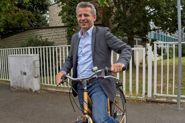 Le nouveau maire écologiste de Tours Emmanuel Denis a remporté la mairie à la tête d'une liste d'union de la gauche (EELV-PCF-FI-Génération.s).