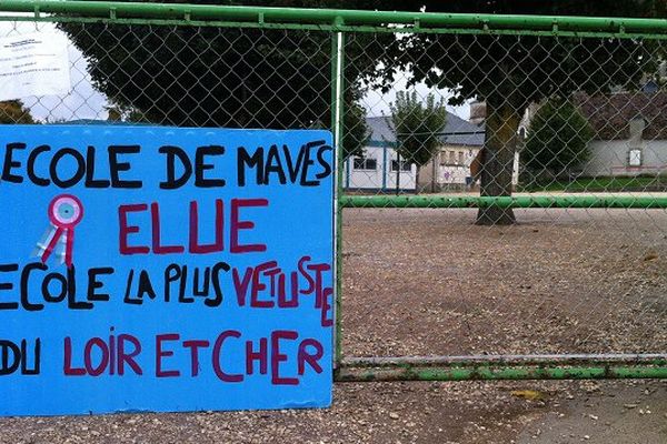 Les parents d'élèves du groupe scolaire de La Chapelle-Saint-Martin-en-Plaine (Loir-et-Cher) se mobilisent, ce lundi après-midi, pour dénoncer le vétusté de l'établissement. 