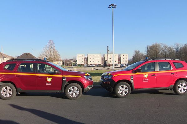 À droite, un véhicule de pompiers dans sa livrée traditionnelle. À gauche, un "rouge Bordeaux", moins cher de 4.200€ (!), qu’arboreront désormais les véhicules de service et de liaison des sapeurs-pompiers de la Corrèze.