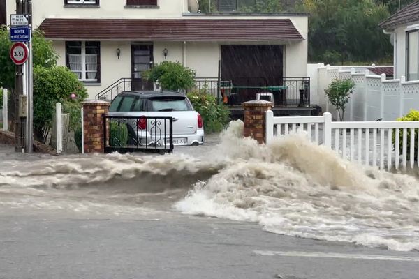 Un torrent dévale la route à Bois-Guillaume près de Rouen suite à l'orage du 4 juin