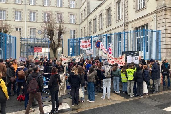 Rassemblement des parents d'élèves devant le collège Victor Hugo à Nantes.