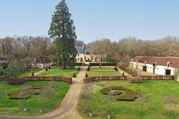 Les Communs du Domaine de Poulaines situé dans l'Indre à 10 km à l’Est de Valençay, sélectionnés pour être sauvegardés par la mission Stéphane Bern.