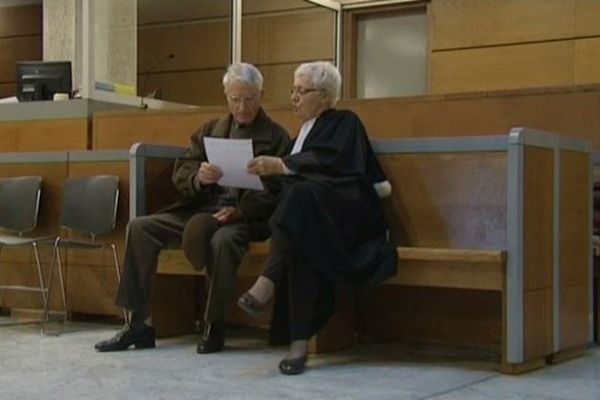 Le retraité de 83 ans qui a aidé son épouse à mourir, et son avocat, au premier jour du procès à Draguignan.