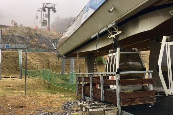 Les remontées mécaniques à l'arrêt à Gourette comme dans toutes les stations du massif