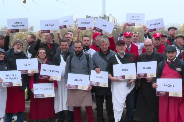 Les bouchers en habits de travail, ont manifesté à Paris mardi 29 novembre.