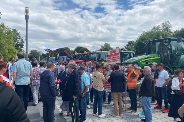 Agriculteurs et opposants au projet de contournement de Maubeuge réunis devant la mairie de Maubeuge où se tient un conseil communautaire.