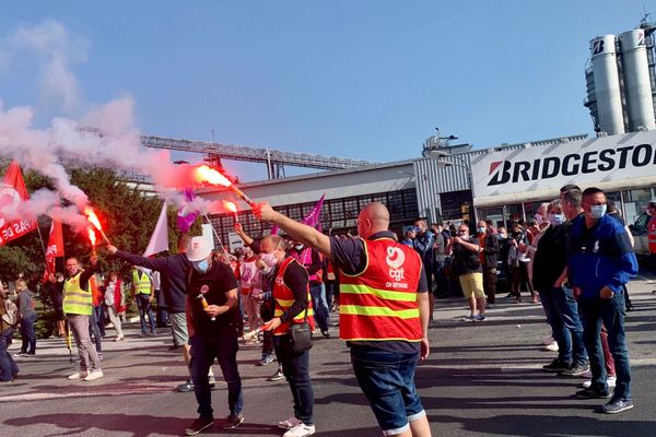 Des salariés de Bridgestone devant l'usine de Béthune, après l'annonce de la fermeture le 17 septembre.