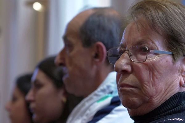 Au premier rang du tribunal de Metz en Moselle, la grand-mère de Stéphanie.