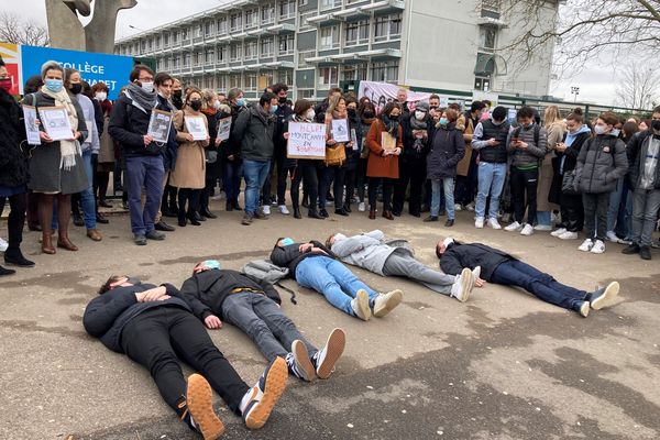 Elèves et enseignants du lycée Montchapet (Côte-d'Or) protestent contre la diminution de moyens, prévue pour la rentrée prochaine.