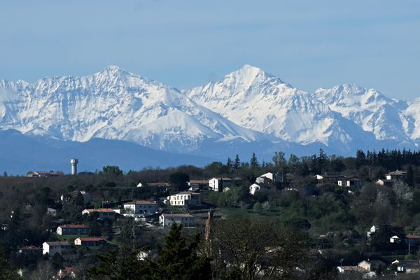 Ce premier week-end d'avril s'annonce particulièrement chaud. Jusqu'à 30° degrés attendus samedi dans le Sud-Ouest au pied des Pyrénées. Un air chaud en provenance du Sahara remonte vers la France. Un "effet de Foehn" se produira dans le sud faisant grimper le thermomètre. On vous explique ce phénomène.