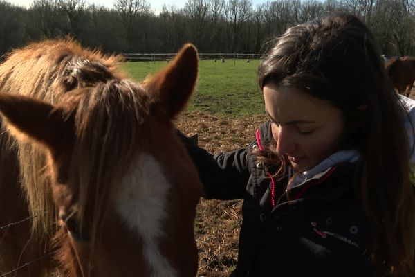 Alicia Coquet a quitté son emploi dans le E-commerce à Bordeaux (Gironde) pour fonder le refuge de la Métairie en mai 2021, près de Saintes (Charente-Maritime).